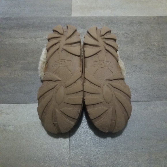 UGG Slippers Size 7 - Picture 5 of 5